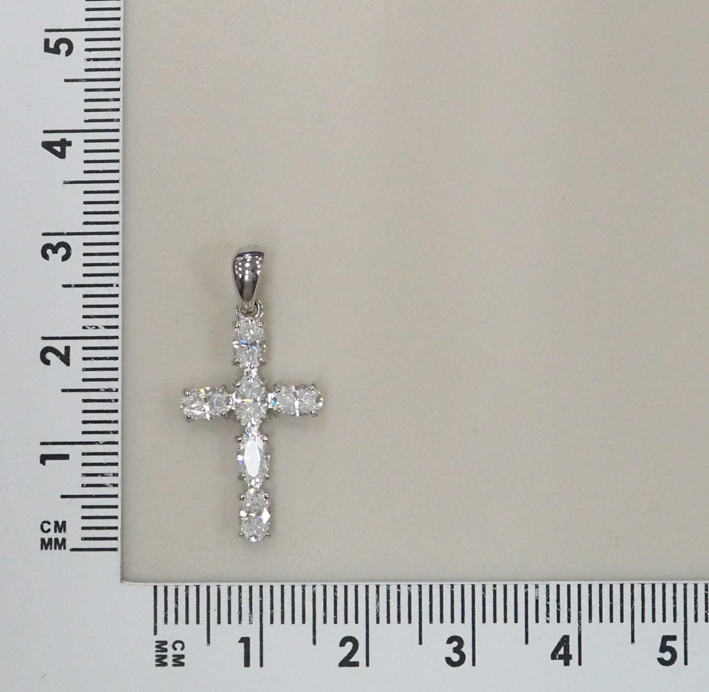 Серебряная подвеска-крест с муассанитами